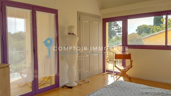 Propriete
                                                                                                                                                                                                                                                                                                                        9 pièce(s)                                                                                                                                                                                                          4 chambre(s)                                                                                                                                                                                                          295  m²