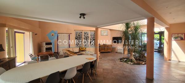 Propriete
                                                                                                                                                                                                                                                                                                                        9 pièce(s)                                                                                                                                                                                                          4 chambre(s)                                                                                                                                                                                                          295  m²
