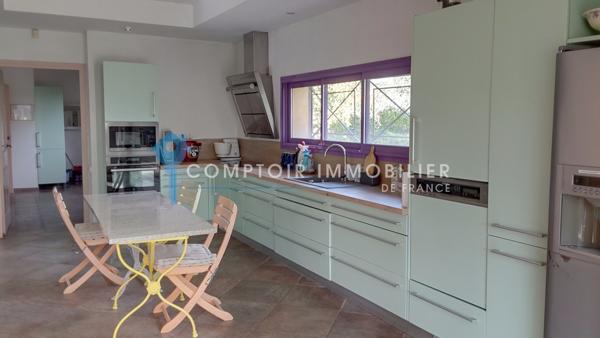 Propriete
                                                                                                                                                                                                                                                                                                                        9 pièce(s)                                                                                                                                                                                                          4 chambre(s)                                                                                                                                                                                                          295  m²