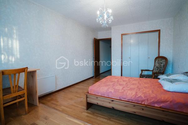 Maison 95 m² – Terrain 387 m² – Bages (66670)

Située dans un environnement calme et recherché de Bages, cette charmante maison construire en 1982, d’environ 95 m² édifiée sur une parcelle de 387 m² offre un cadre de vie agréable.

Au rez-de-chaussée, vous découvrirez :
Une entrée
Une cuisine indépendante de 11m2
Un salon / séjour de 32m2, lumineux équipé d’un insert et d'une climatisation réversible.
Une chambre de 13m2
Une salle d’eau de 7m2
Un wc indépendant.

À l’étage :
Une grande chambre de 17,5m2
Une salle d’eau avec WC de 3,5m2 
Des combles aménagés, accessibles par escalier escamotable, offrant un espace supplémentaire (bureau, rangement, chambre d’appoint…)

Un grand garage de 24m2 vient compléter ce bien.

Extérieurs :
Le terrain de 387 m² permet de profiter d’un espace extérieur agréable, parfait pour les beaux jours, avec potentiel d’aménagement selon vos envies.
Exposition : Sud 

Localisation :
Bages, village prisé des Pyrénées-Orientales, à proximité des commodités et des axes principaux, entre mer et montagne, proche du lac de Villeneuve de la Raho. 

Maison fonctionnelle, bien agencée et pleine de potentiel.
À découvrir sans tarder ! Appelez moi au O7 44 87 47 57