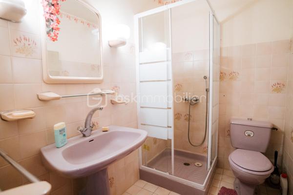Maison 95 m² – Terrain 387 m² – Bages (66670)

Située dans un environnement calme et recherché de Bages, cette charmante maison construire en 1982, d’environ 95 m² édifiée sur une parcelle de 387 m² offre un cadre de vie agréable.

Au rez-de-chaussée, vous découvrirez :
Une entrée
Une cuisine indépendante de 11m2
Un salon / séjour de 32m2, lumineux équipé d’un insert et d'une climatisation réversible.
Une chambre de 13m2
Une salle d’eau de 7m2
Un wc indépendant.

À l’étage :
Une grande chambre de 17,5m2
Une salle d’eau avec WC de 3,5m2 
Des combles aménagés, accessibles par escalier escamotable, offrant un espace supplémentaire (bureau, rangement, chambre d’appoint…)

Un grand garage de 24m2 vient compléter ce bien.

Extérieurs :
Le terrain de 387 m² permet de profiter d’un espace extérieur agréable, parfait pour les beaux jours, avec potentiel d’aménagement selon vos envies.
Exposition : Sud 

Localisation :
Bages, village prisé des Pyrénées-Orientales, à proximité des commodités et des axes principaux, entre mer et montagne, proche du lac de Villeneuve de la Raho. 

Maison fonctionnelle, bien agencée et pleine de potentiel.
À découvrir sans tarder ! Appelez moi au O7 44 87 47 57