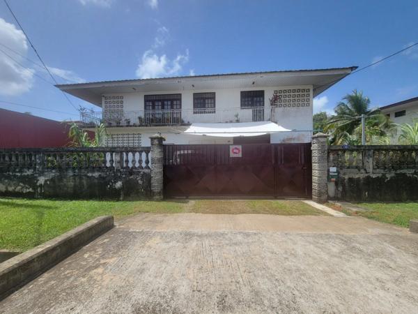 Maison T6 R+1 avec garage sur terrain de 746 m² – Cayenne