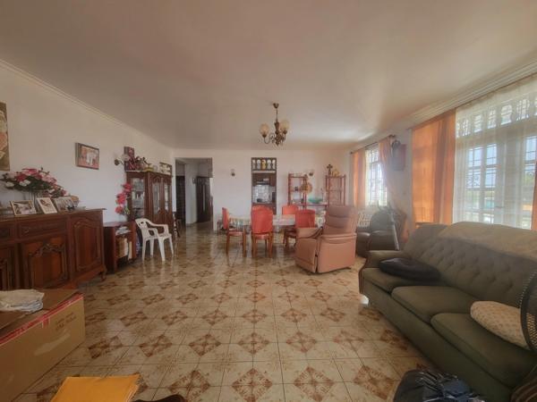 Maison T6 R+1 avec garage sur terrain de 746 m² – Cayenne