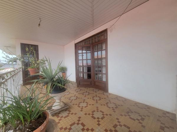 Maison T6 R+1 avec garage sur terrain de 746 m² – Cayenne