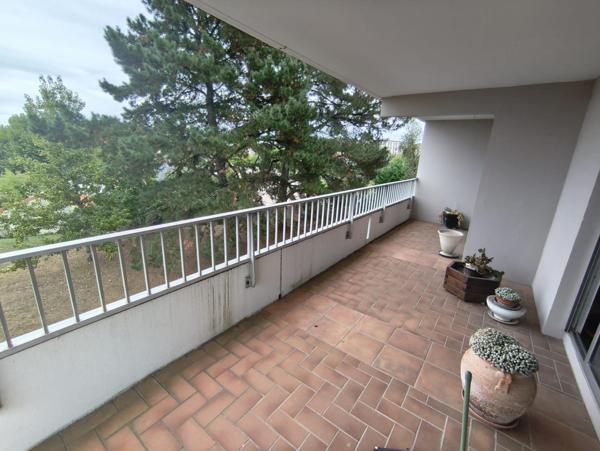 T3 avec grande terrasse, garage et grenier