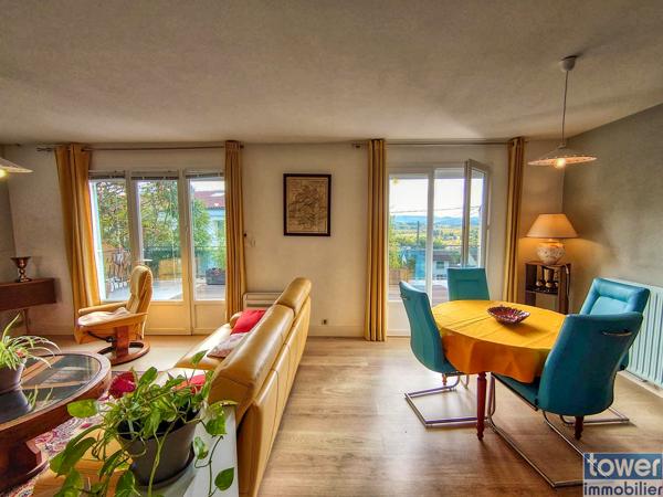 GRANDE MAISON RENOVEE PROPOSANT 2 APPARTEMENTS avec jardin QUARTIER DOMINANT CALME 46700 PUY L EVEQUE