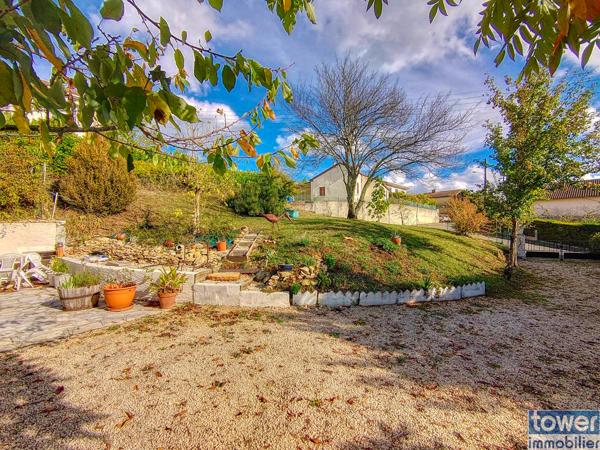 GRANDE MAISON RENOVEE PROPOSANT 2 APPARTEMENTS avec jardin QUARTIER DOMINANT CALME 46700 PUY L EVEQUE