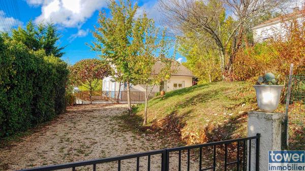 GRANDE MAISON RENOVEE PROPOSANT 2 APPARTEMENTS avec jardin QUARTIER DOMINANT CALME 46700 PUY L EVEQUE