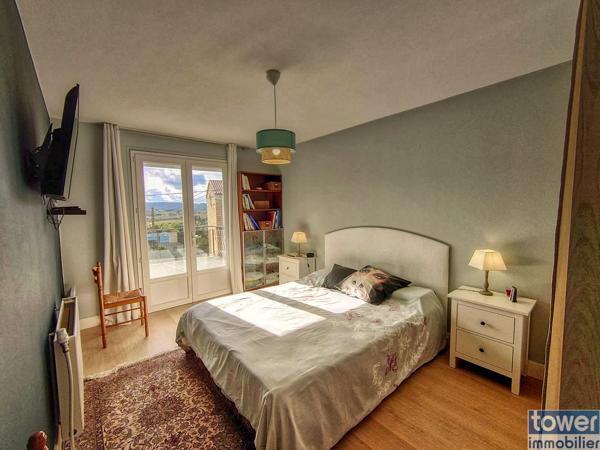 GRANDE MAISON RENOVEE PROPOSANT 2 APPARTEMENTS avec jardin QUARTIER DOMINANT CALME 46700 PUY L EVEQUE