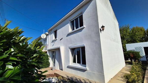 Maison à étage avec jardin clos et garage