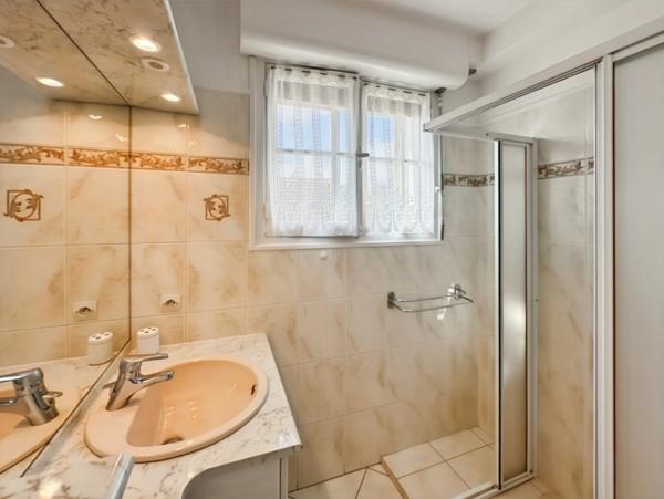 DORDIVES (45) proche gare - Maison 5/6 pièces de 124 m2 + 90 m2 de sous-sol en rez de jardin - Terrain de 1 336 m2