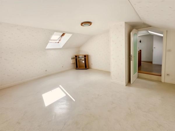 DORDIVES (45) proche gare - Maison 5/6 pièces de 124 m2 + 90 m2 de sous-sol en rez de jardin - Terrain de 1 336 m2