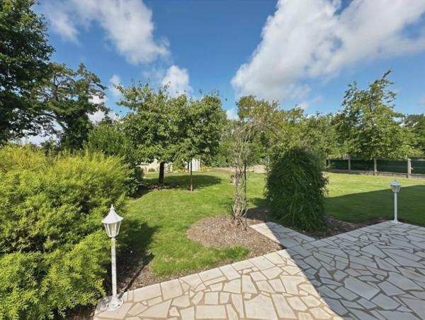 DORDIVES (45) proche gare - Maison 5/6 pièces de 124 m2 + 90 m2 de sous-sol en rez de jardin - Terrain de 1 336 m2