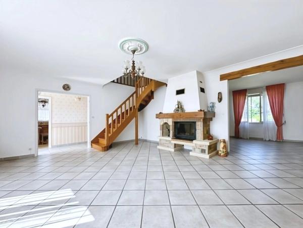 DORDIVES (45) proche gare - Maison 5/6 pièces de 124 m2 + 90 m2 de sous-sol en rez de jardin - Terrain de 1 336 m2