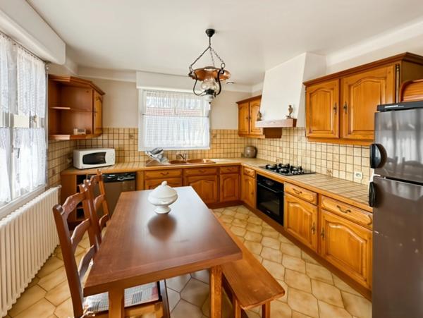 DORDIVES (45) proche gare - Maison 5/6 pièces de 124 m2 + 90 m2 de sous-sol en rez de jardin - Terrain de 1 336 m2