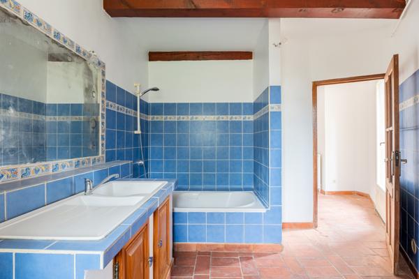 Aubagne (13400) VILLA - T6 - 211M2 - PISCINE - GARAGE - TERRAIN 1400M2