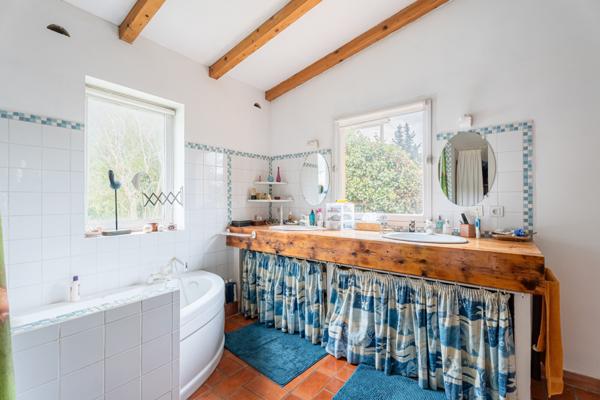 Aubagne (13400) VILLA - T6 - 211M2 - PISCINE - GARAGE - TERRAIN 1400M2