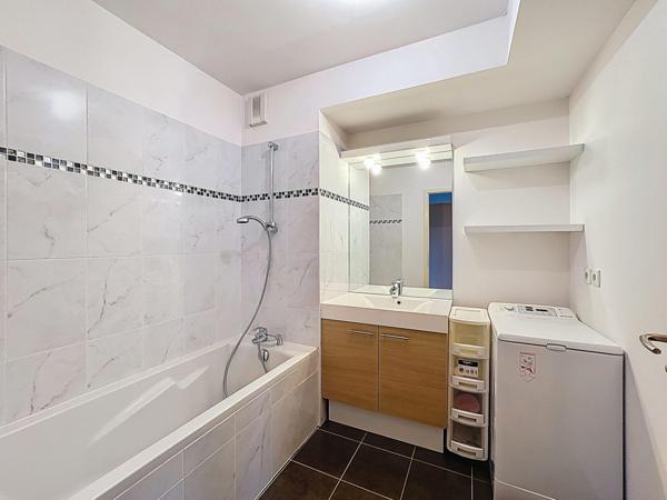 LIPSHEIM - 2 pièces avec balcon, garage et parking