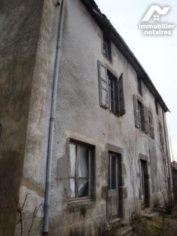 A VENDRE, en centre-ville de MAURIAC (Cantal): une maison à restaurer élevée sur rez-de-chaussé...