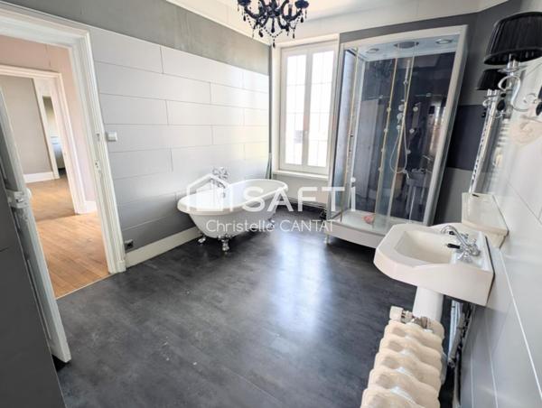 Maison 180 m², 4 chambres, garage terrain clos.