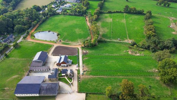 Propriété équestre et gîtes de charme à Saint Ouen des Toits (15 min de Laval)