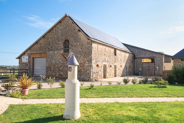 Propriété équestre et gîtes de charme à Saint Ouen des Toits (15 min de Laval)