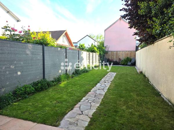Maison
         5 pièces
        - 135 m² Bien prestige 750 000 € *