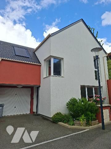 PROCHE TRANSPORTS - COMMERCES ET ECOLES
au calme, maison de 2016 en bout d'impasse comprenant ...