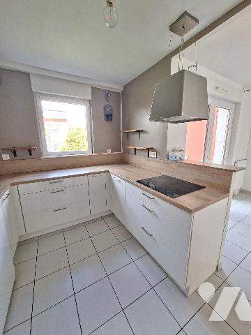 PROCHE TRANSPORTS - COMMERCES ET ECOLES
au calme, maison de 2016 en bout d'impasse comprenant ...