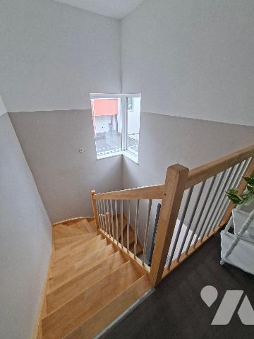 PROCHE TRANSPORTS - COMMERCES ET ECOLES
au calme, maison de 2016 en bout d'impasse comprenant ...