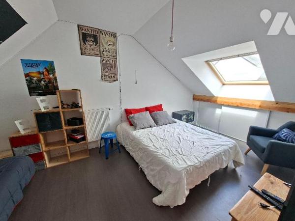 PROCHE TRANSPORTS - COMMERCES ET ECOLES
au calme, maison de 2016 en bout d'impasse comprenant ...