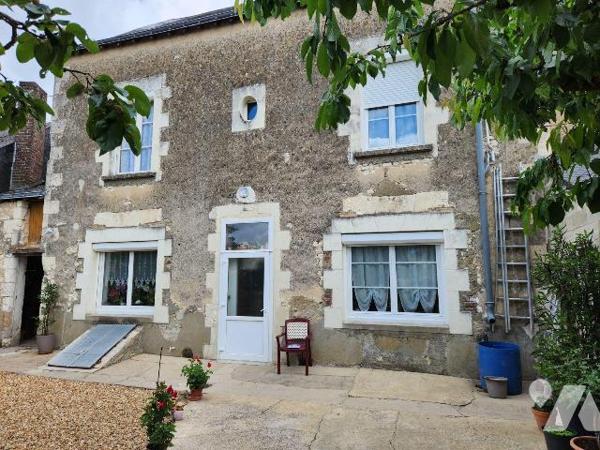 Maison de ville avec garage et jardin.

- Entrée, séjour traversant avec cheminée, cuisine am...