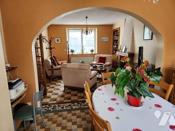 Maison de ville avec garage et jardin.

- Entrée, séjour traversant avec cheminée, cuisine am...