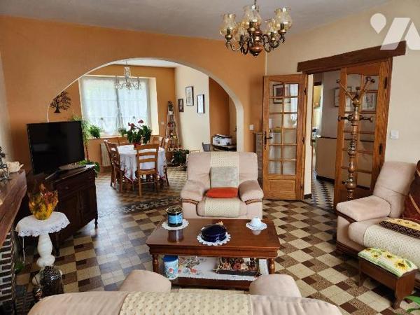 Maison de ville avec garage et jardin.

- Entrée, séjour traversant avec cheminée, cuisine am...