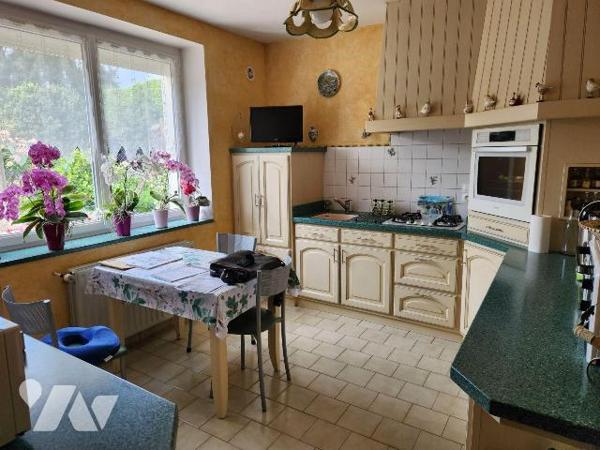 Maison de ville avec garage et jardin.

- Entrée, séjour traversant avec cheminée, cuisine am...