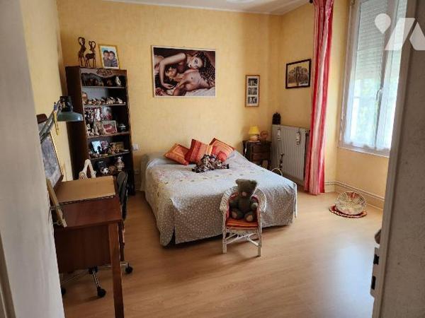 Maison de ville avec garage et jardin.

- Entrée, séjour traversant avec cheminée, cuisine am...