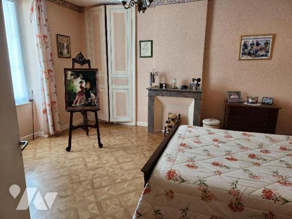 Maison de ville avec garage et jardin.

- Entrée, séjour traversant avec cheminée, cuisine am...