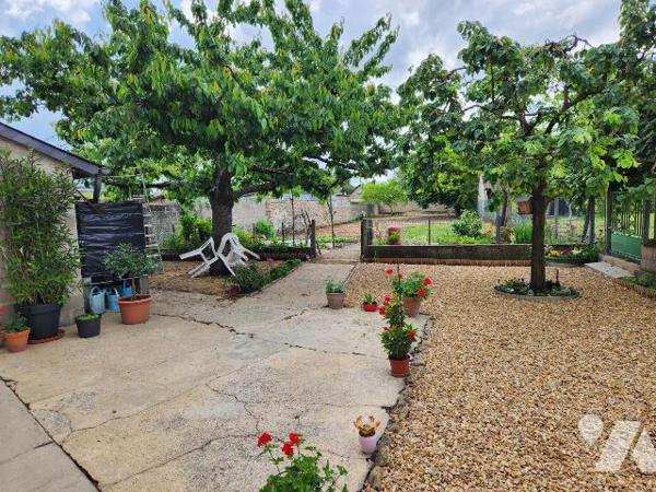 Maison de ville avec garage et jardin.

- Entrée, séjour traversant avec cheminée, cuisine am...