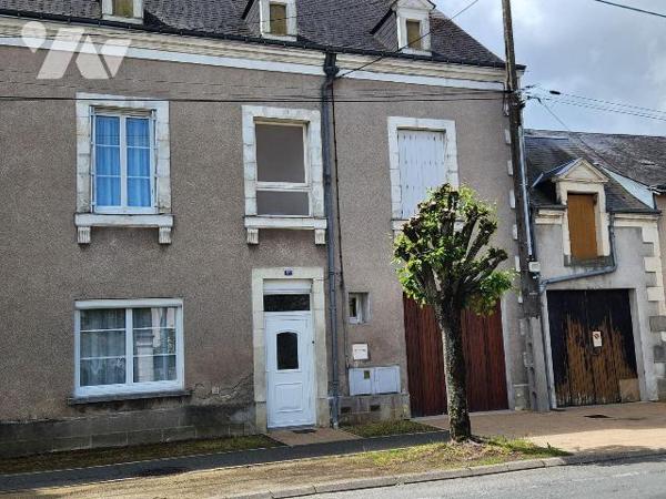 Maison de ville avec garage et jardin.

- Entrée, séjour traversant avec cheminée, cuisine am...