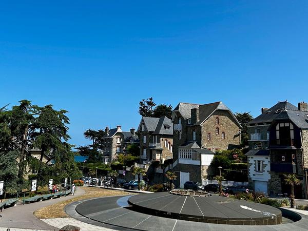 Dinard Saint-Énogat | Maison en pierre de caractère avec dépendance, à deux pas de la plage