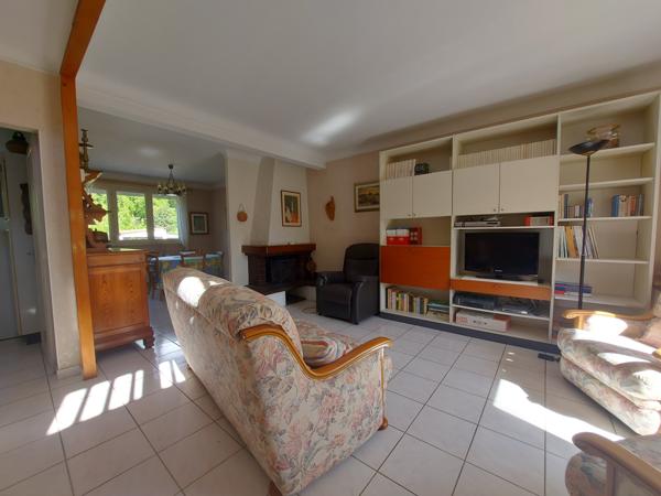 Maison familiale 3 chambres + bureau – très grand terrain