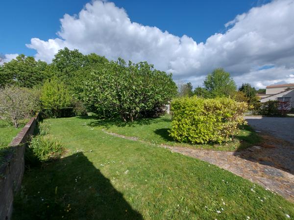 Maison familiale 3 chambres + bureau – très grand terrain