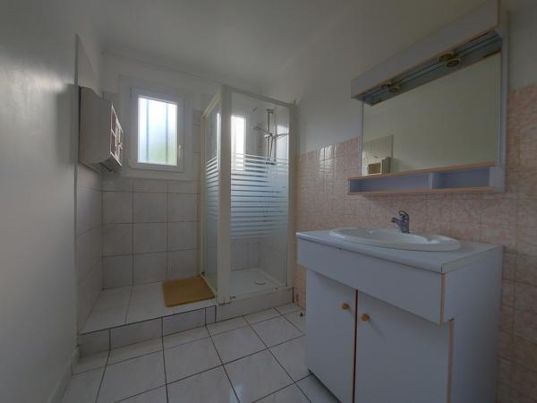 Maison familiale 3 chambres + bureau – très grand terrain