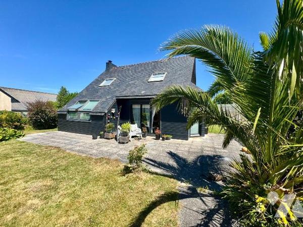 Idéalement placée en plein c?ur du bourg de LANNILIS, jolie construction en ossature bois de 20...