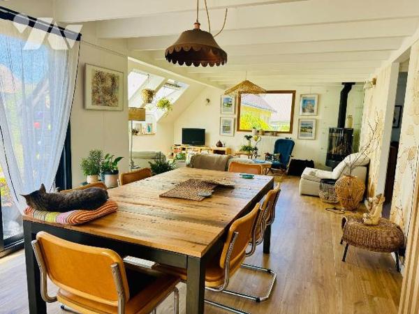 Idéalement placée en plein c?ur du bourg de LANNILIS, jolie construction en ossature bois de 20...