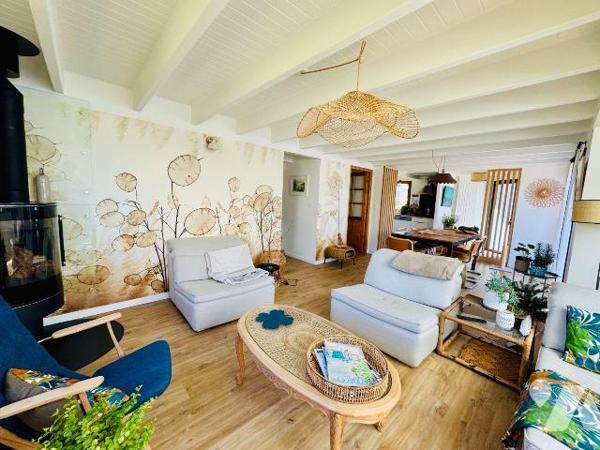 Idéalement placée en plein c?ur du bourg de LANNILIS, jolie construction en ossature bois de 20...