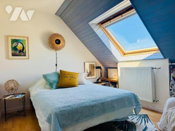 Idéalement placée en plein c?ur du bourg de LANNILIS, jolie construction en ossature bois de 20...