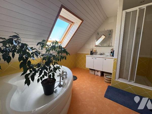 Idéalement placée en plein c?ur du bourg de LANNILIS, jolie construction en ossature bois de 20...