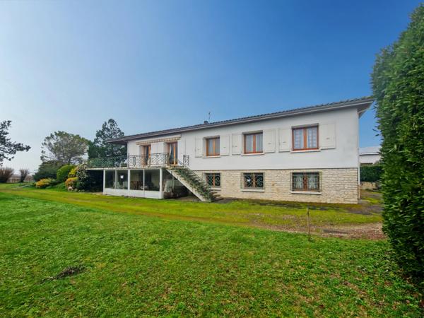 Maison à vendre 10 pièces proche de TONNAY CHARENTE (17)-320 m² habitables-garage- jardin 5 500 m².