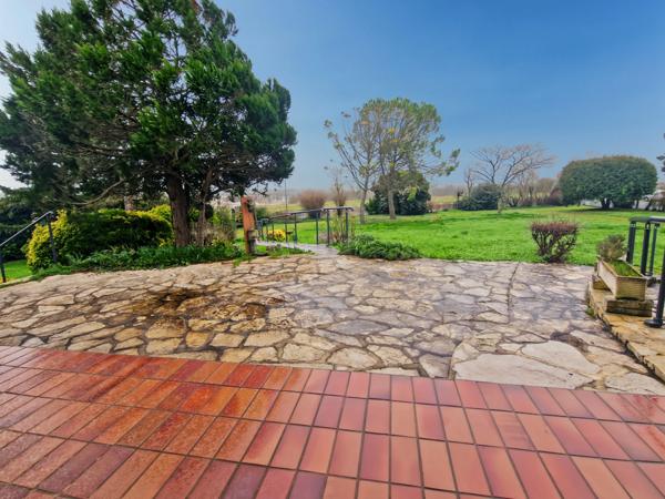 Maison à vendre 10 pièces proche de TONNAY CHARENTE (17)-320 m² habitables-garage- jardin 5 500 m².